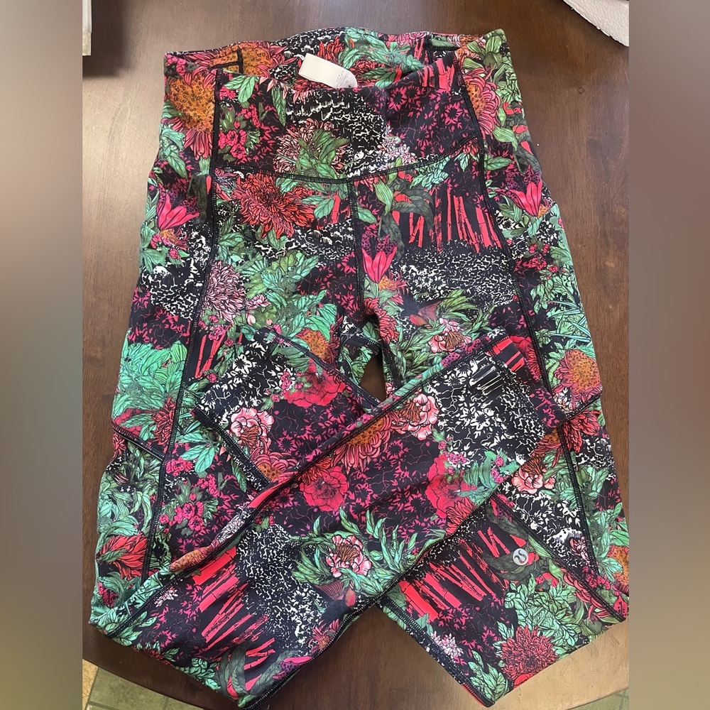 WOMENS “SIZE 4” LULULEMON LEGGINGS